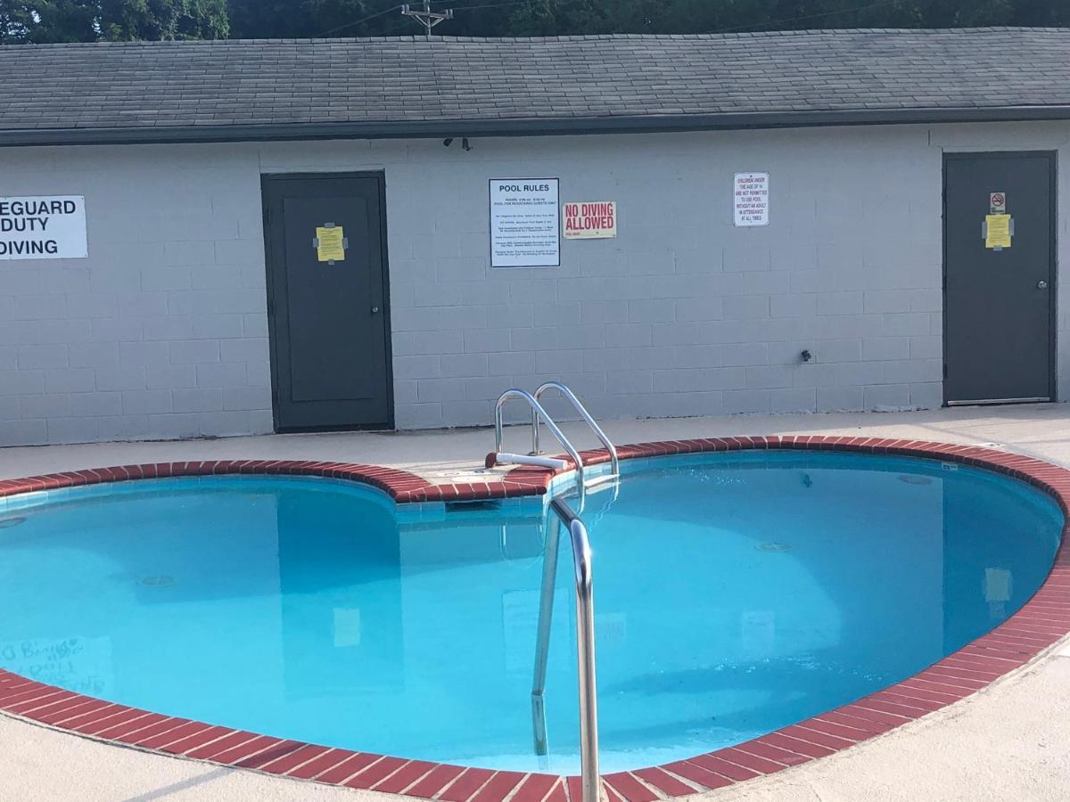Travelodge By Wyndham Clarksville Exterior photo