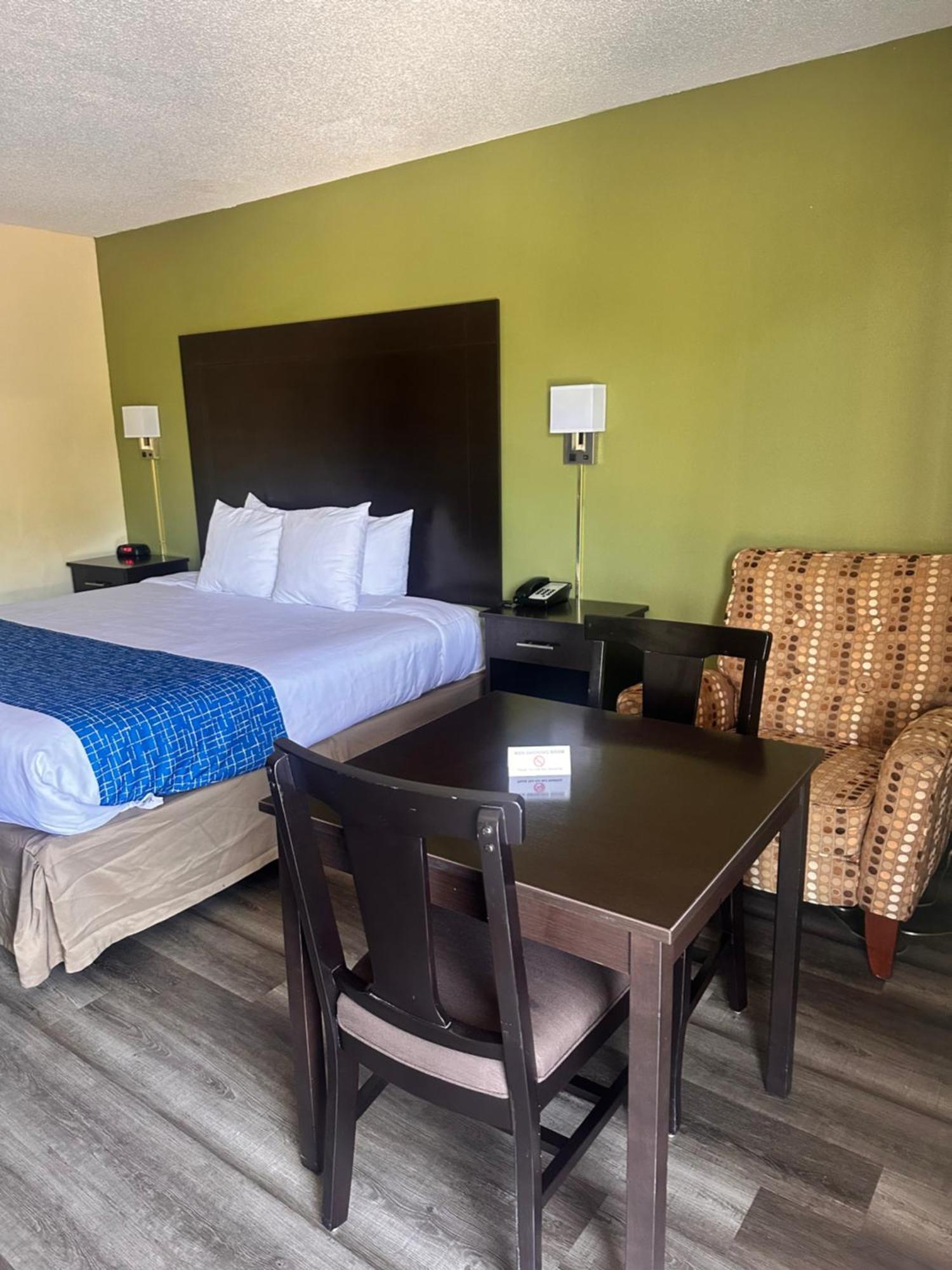 Travelodge By Wyndham Clarksville Exterior photo